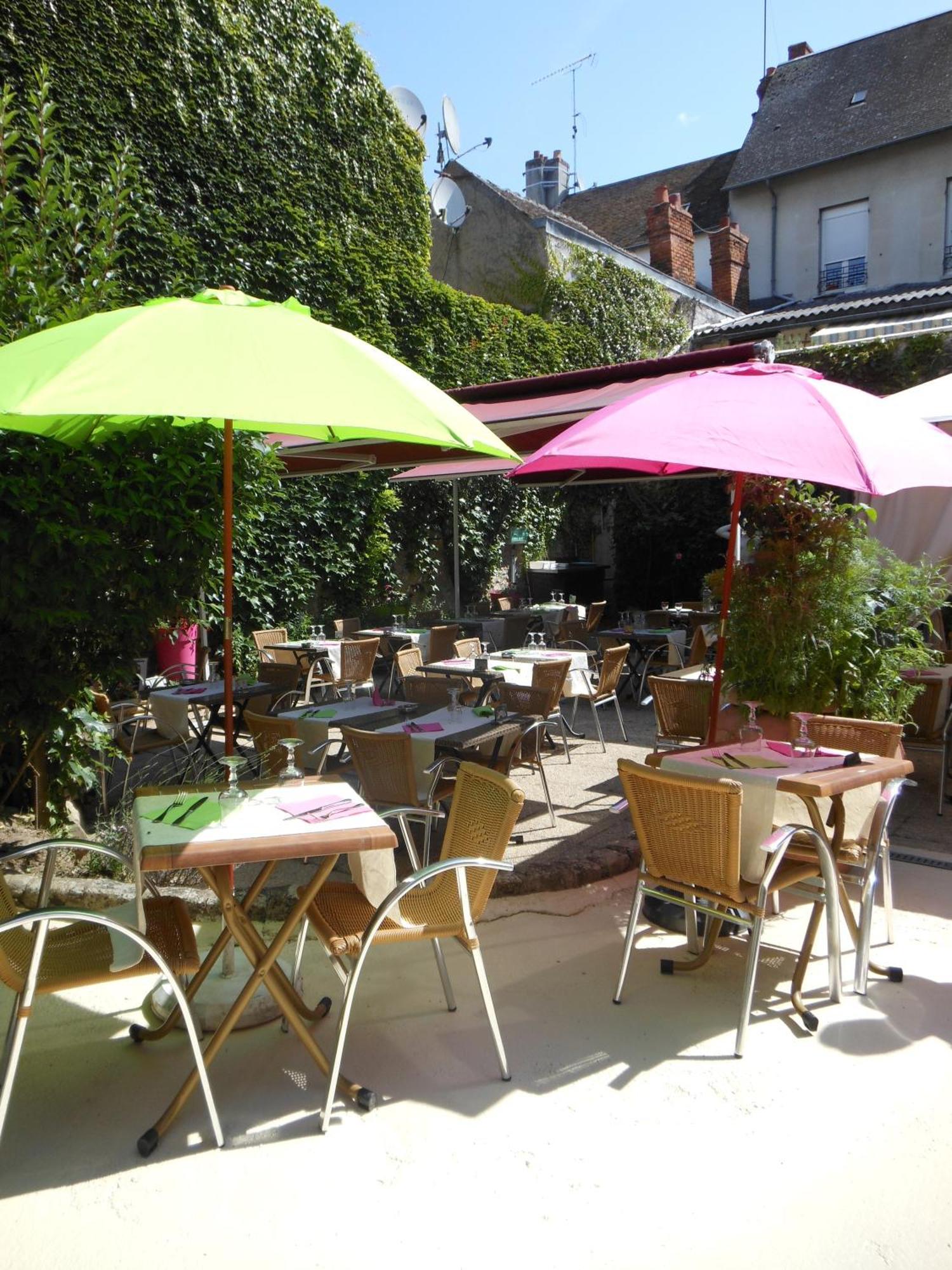 Logis - Hotel Restaurant L'Ecu De France Malesherbes Exteriör bild